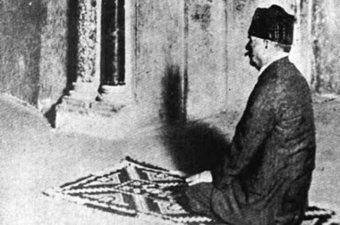 1933 علامہ اقبال کا مسجد قرطبہ میں نماز ادا کرنا ایک تاریخی لمحہ