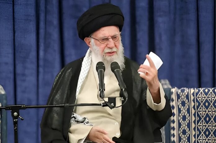 ایرانی سپریم لیڈر کا دعویٰ ہے کہ امریکہ اور اسرائیل نے شام میں بشار الاسد حکومت گرانے کی سازش کی، جس میں ایک ہمسایہ ملک نے بھی کردار ادا کیا۔