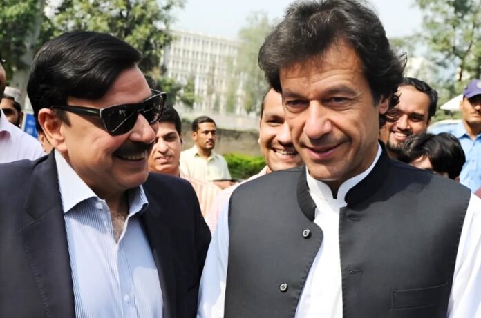 شیخ رشید اور عمران خان کی ملاقات اڈیالہ جیل میں ہوئی، جہاں عمران خان نے شیخ رشید کو گلے لگایا اور ان کا بوسہ لیا۔