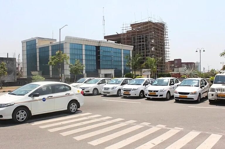 پاکستان میں آٹو انڈسٹری میں ترقی کی نئی لہر، اکتوبر 2024 میں گاڑیوں کی فروخت 112 فیصد بڑھی، مالی سال میں 50 فیصد اضافہ، اور ایس یو ویز کی قیمتوں میں کمی سے مارکیٹ مثبت رجحان پر۔