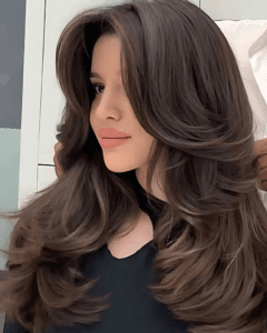 کرٹین بینگز چہرے کو متوازن اور دلکش دکھاتے ہیں - ہیئر کٹس کے آئیڈیاز