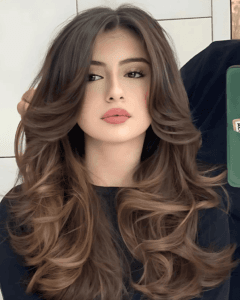 فیس فریمنگ لئیرز چہرے کے ارد گرد لئیرز بنا کر چہرے کو خوبصورت اور نمایاں کرتے ہیں - لڑکیوں کے لیے ہیئر کٹس کے بہترین آئیڈیاز