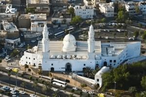 "مسجدِ قبلتین کی تاریخ اور اہمیت اسلامی روایات اور تاریخ میں ایک اہم مقام رکھتی ہے، کیونکہ یہاں نماز کے رخ میں تبدیلی کی وحی نازل ہوئی تھی۔