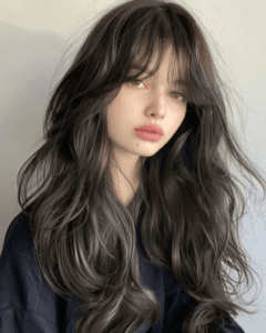 لمبے بالوں میں بے ترتیب لیکن اسٹائلش شیگ کٹ جدید خواتین کے لیے ایک بہترین انتخاب ہے - لڑکیوں کے لیے ہیئر کٹس کے بہترین آئیڈیاز