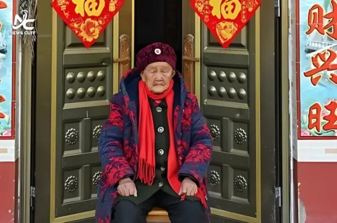 چین کی 124 سالہ خاتون چیو چیاشی نے اپنی طویل عمر کا راز سادہ زندگی اور معمولات میں بتایا، اور نانچونگ شہر میں 960 سو سالہ افراد کے مرکز کا حصہ ہیں۔