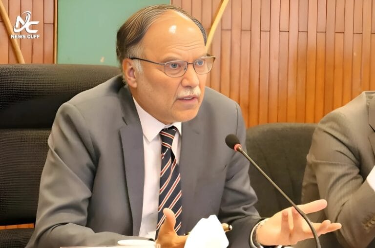 احسن اقبال نے کراچی پریس کانفرنس میں پی ٹی آئی کی نااہلی، معیشتی نقصان، فوج مخالف سازشوں اور "اڑان" پروگرام پر بات کی۔