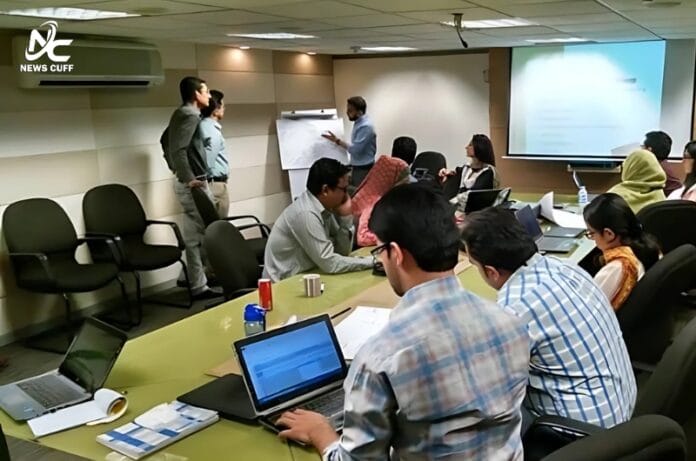 خیبرپختونخوا میں سرکاری ملازمین پر سیاسی جلسوں میں شرکت پر پابندی عائد، مختلف اضلاع میں احکامات جاری، تعلیمی اداروں میں بھی سختی، حکومت کا مؤقف سیاست سے پاک انتظامیہ جبکہ کچھ ملازمین نے پابندی کو سخت قرار دیا۔