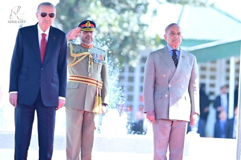 ترک صدر رجب طیب اردوان کے دورہ پاکستان کے دوران وزیراعظم ہاؤس میں پرتپاک استقبال کیا گیا، وزیراعظم نے ترک صدر اور خاتون اول کو خوش آمدید کہا،