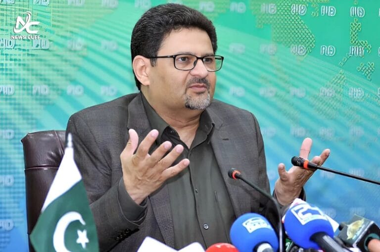 وزیراعظم کے مشیر خزانہ مفتاح اسماعیل نے اقتصادی سروے 2017-18 میں معاشی ترقی، فی کس آمدن، غربت، دہشت گردی میں کمی، ٹیکس آمدن، اسٹاک مارکیٹ، روپے کی قدر، تجارتی توازن اور حکومتی اقدامات پر روشنی ڈالی۔