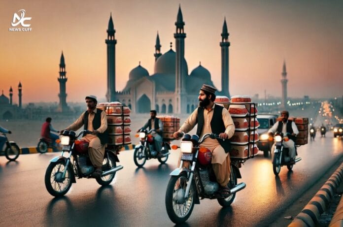 خدمتِ خلق کی مثال: موٹر سائیکل سوار ہیروز جو سحری گھر گھر پہنچا رہے ہیں