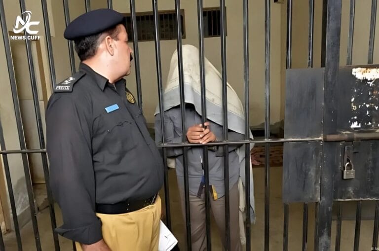 کراچی میں قیمتی گاڑیاں چھیننے والے گینگ کا سرغنہ پولیس کانسٹیبل نکلا، جو مختلف علاقوں میں لگژری گاڑیاں چوری اور اسلحے کے زور پر چھین کر دوسرے شہروں میں فروخت کرتا تھا