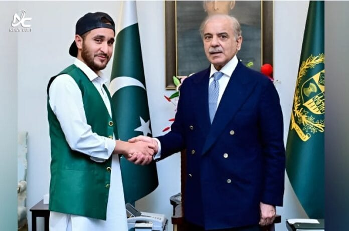 وزیرِاعظم شہباز شریف کی فٹبالر محمد ریاض سے ملاقات، 25 لاکھ روپے امداد کا اعلان