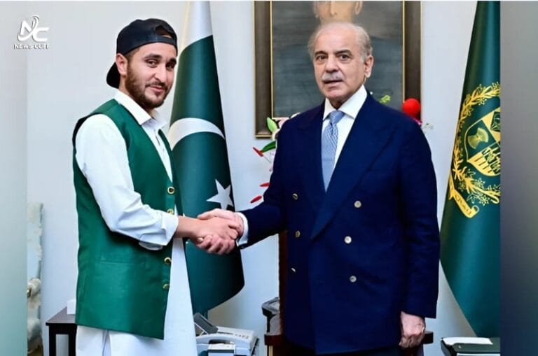 وزیرِاعظم شہباز شریف کی فٹبالر محمد ریاض سے ملاقات، 25 لاکھ روپے امداد کا اعلان