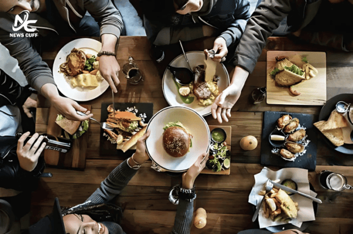 رمضان میں اعلانیہ کھانے پینے والے مسلمان کی کیا سزا ہے