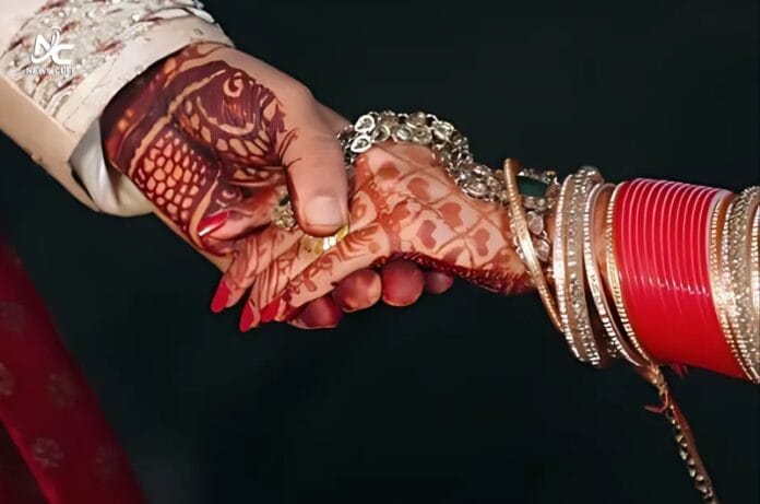 بیٹی کی شادی کے دن ماں داماد کے ساتھ فرار