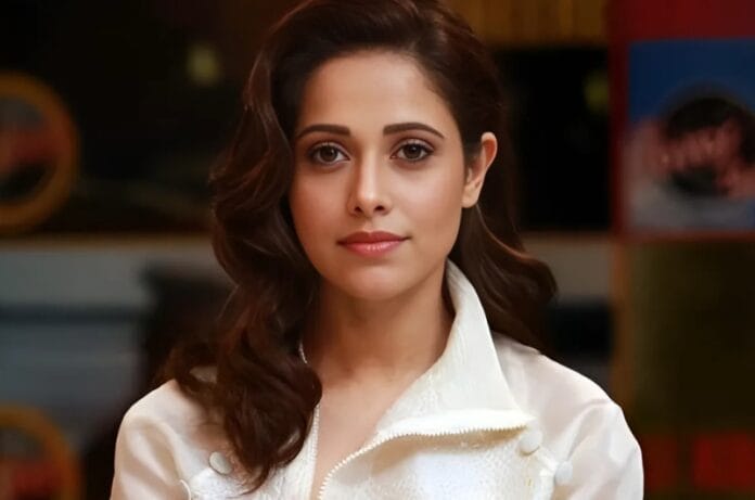 ناقدین کی رائے مجھے تبدیل نہیں کر سکتی، کوئی بھی مجھے نماز پڑھنے سے نہیں روک سکتا نصرت بھروچا