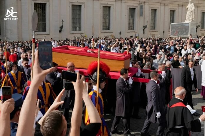 کیتھولک مسیحیوں کے روحانی پیشوا پوپ فرانسس کی تدفین کر دی گئی