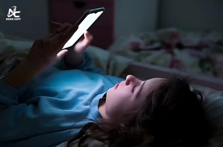 رات کو سونے سے پہلے اسمارٹ فون استعمال کرتے ہیں؟ نیند کی تباہی کا سبب بن سکتا ہے