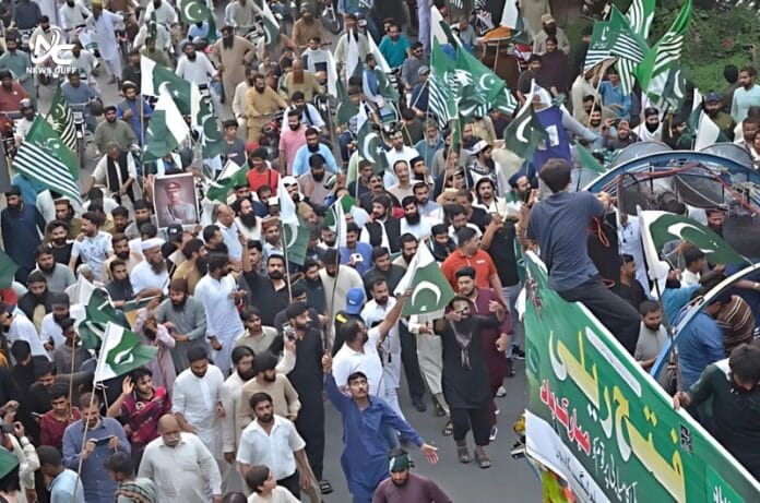 آپریشن بُنيان مرصوص کی کامیابی کے بعد ملک بھر میں شہری سڑکوں پر نکل آئے، مٹھائیاں تقسیم