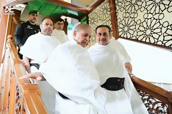 وزیراعظم اور فیلڈ مارشل نے عمرے کی سعادت حاصل کرلی، خصوصی طور پر خانہ کعبہ کا دروازہ کھولا گیا