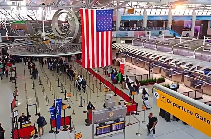 امریکا آنے والوں کیلئے نئی وارننگ جاری، کن لوگوں کا ویزا اور گرین کارڈ منسوخ ہوگا؟