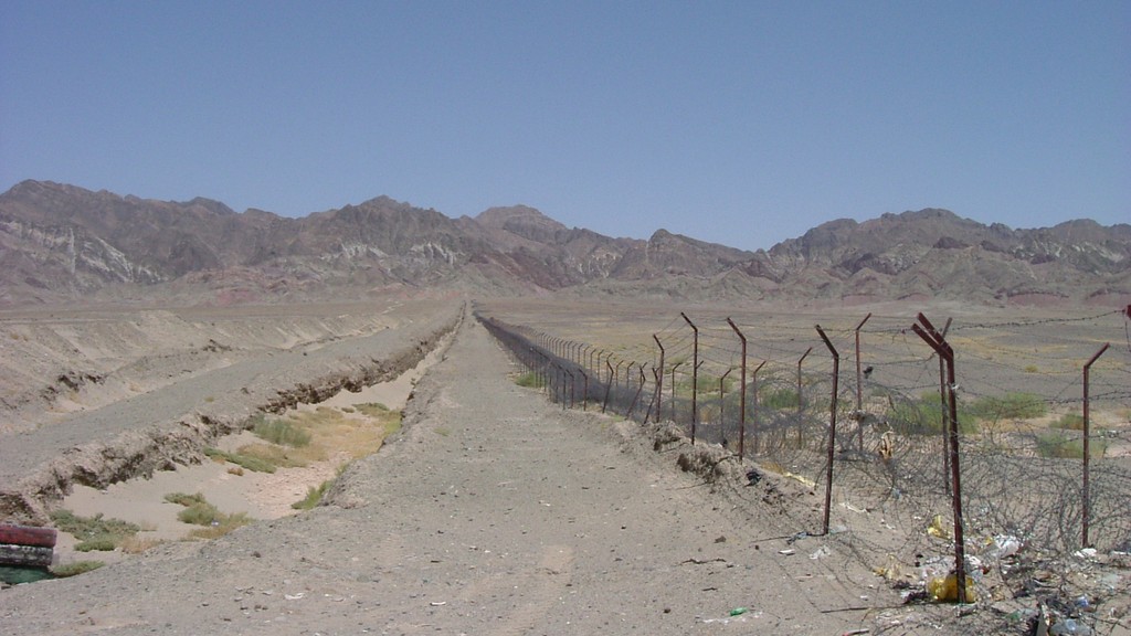 The fenced Iran-Pakistan border in the Balochistan desert, where trade through the Gabd-Rimdan and Taftan crossings has been suspended