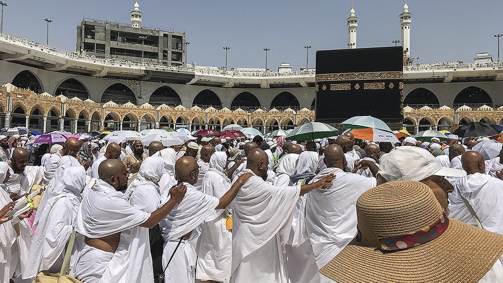 Pilgrims in ihram performing tawaf around the Kaaba in Makkah